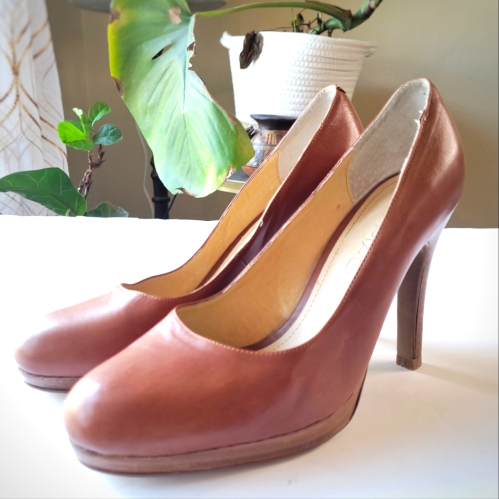 Mi Piaci Brown Leather Round Toe Platform Pumps